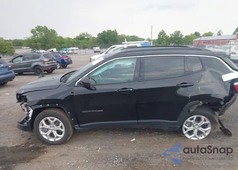 2024 Jeep Compass Latitude 4X4 z USA, uszkodzony, nr VIN 3C4NJDBN6RT111820